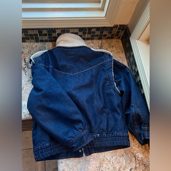 Wrangler quilted, jean jacket with Sherpa collar and accent/ convertible to vest - Picture 7 of 8